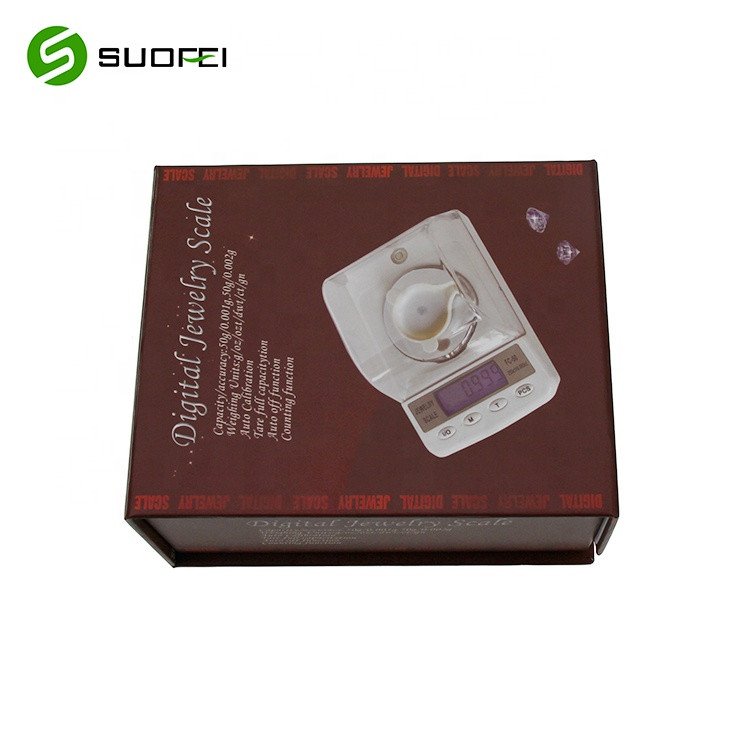 صائغ محترف يزن المجوهرات الذهبية بدقة