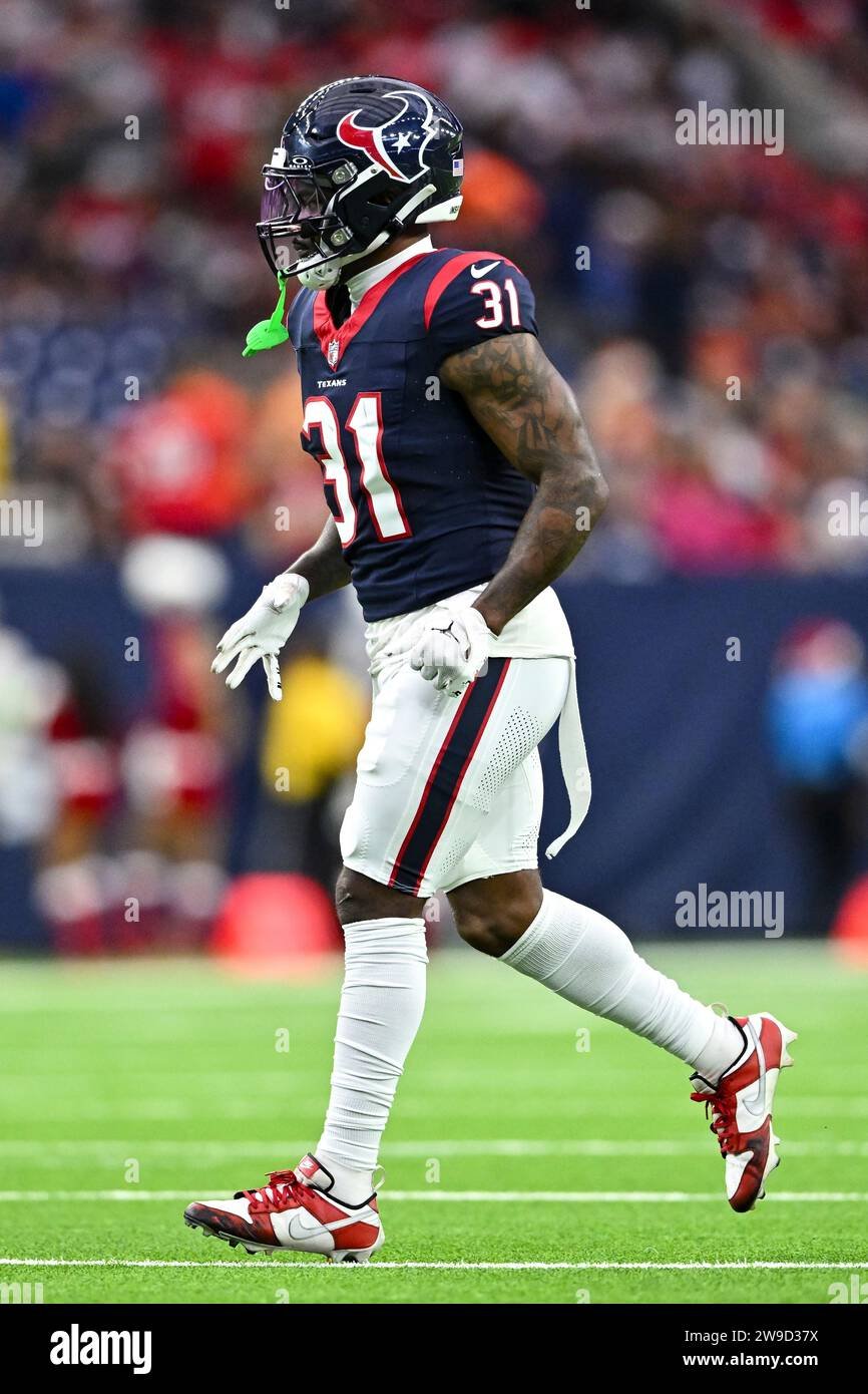 Dameon Pierce executing a power run through the middle of the line