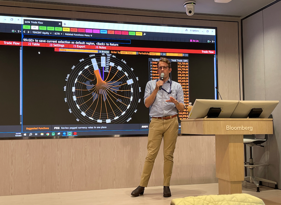 The Influence of the Financial Times: A Guide to Global Business Journalism and Market Analysis