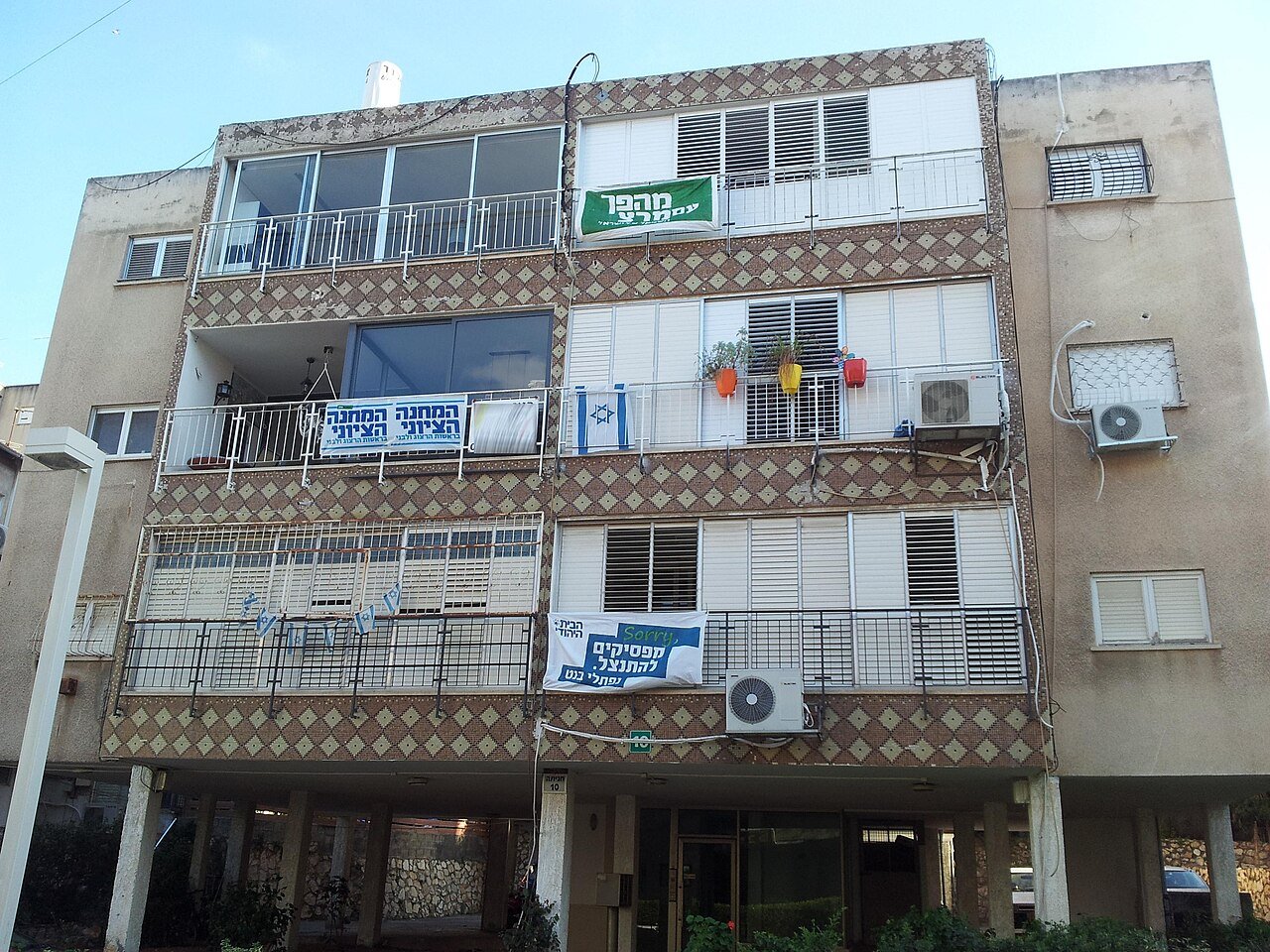 Benjamin Netanyahu walking with a serious expression
