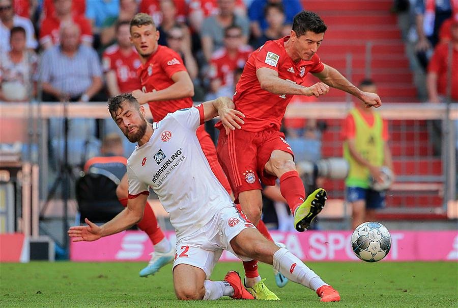 A tactical duel in the midfield between Mainz and Bayern Munich players