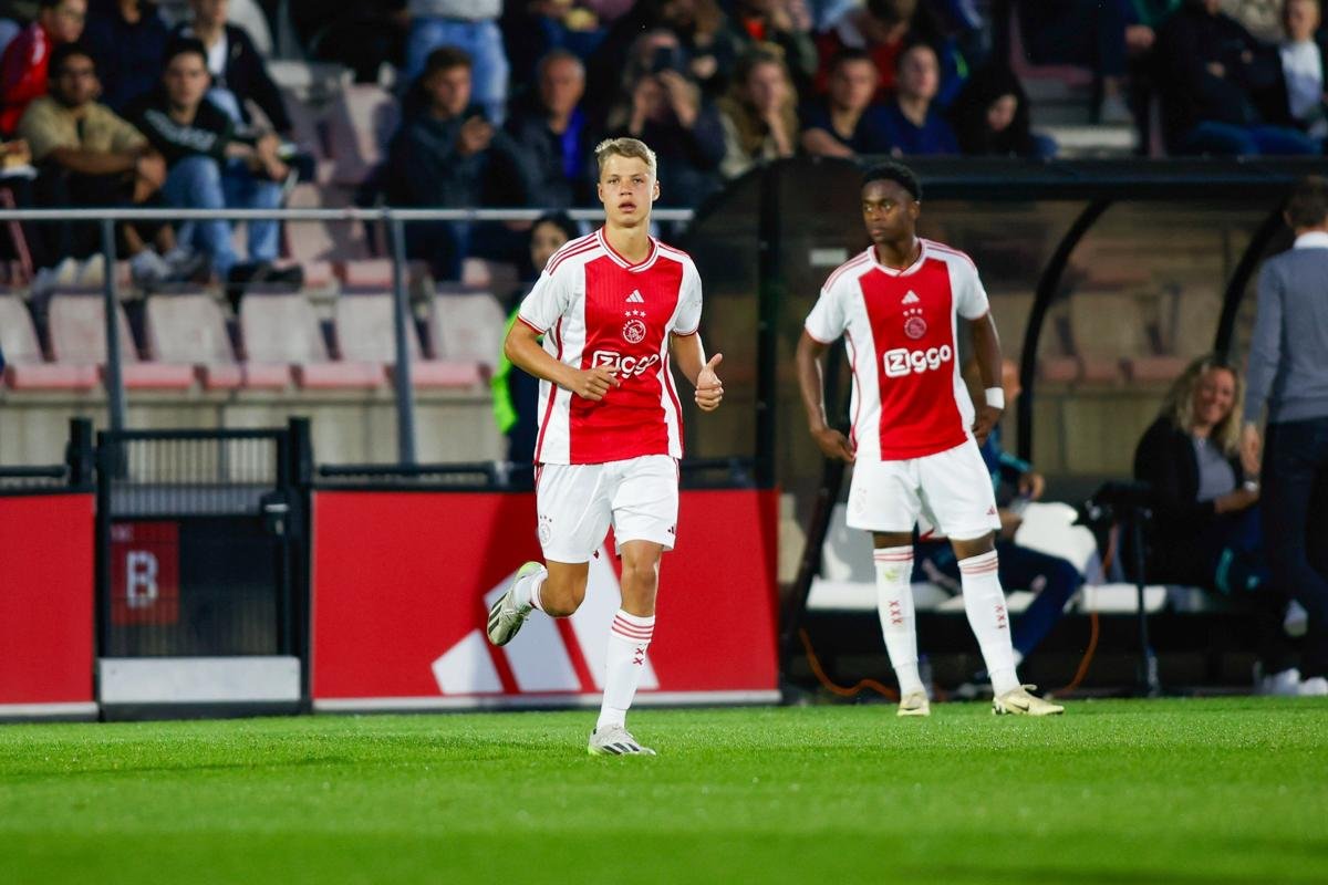 Sean Steur: Strategic Analysis of Ajax Midfield Talent