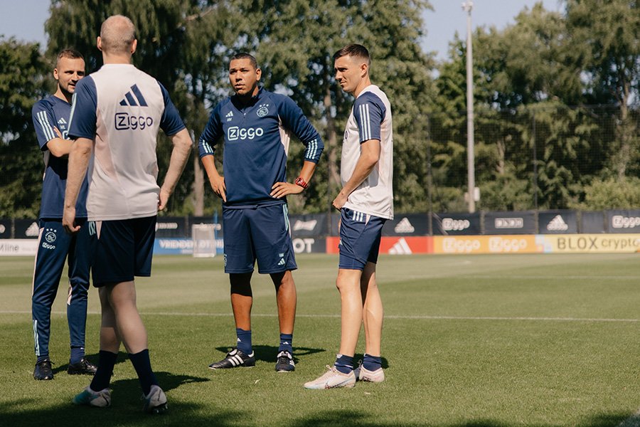 Sean Steur: Strategic Analysis of Ajax Midfield Talent